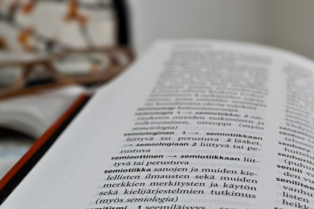 Lähikuva sivistyssanakirjan sivusta. Kuva on tarkentunut sanoihin "semioottinen" ja "semiotiikka".